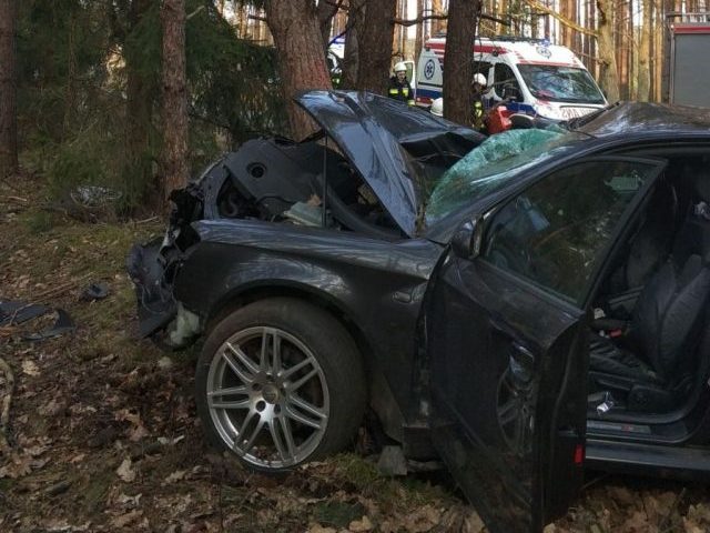 Trzy osoby ciężko ranne, audi uderzyło w drzewo